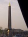 pohled z autobusu na obelisk na náměstí Svornosti